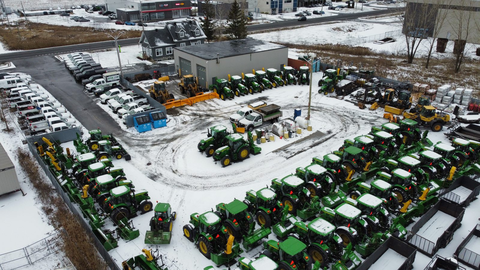 Vue aérienne de la flotte de tracteurs de Déneigement Vert 2000